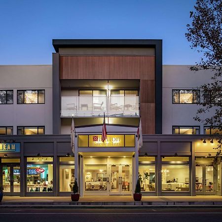 Hilton Garden Inn Davis Downtown מראה חיצוני תמונה