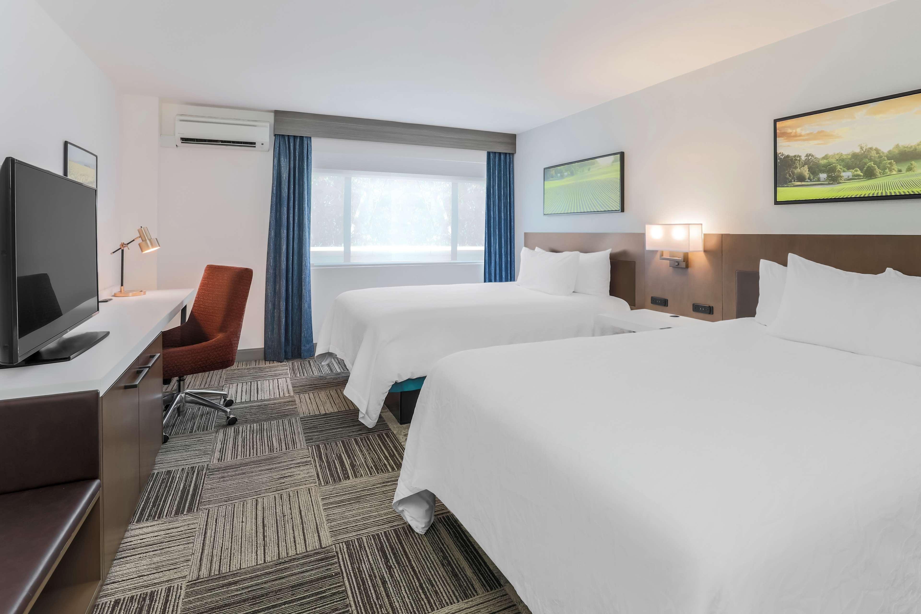 Hilton Garden Inn Davis Downtown מראה חיצוני תמונה