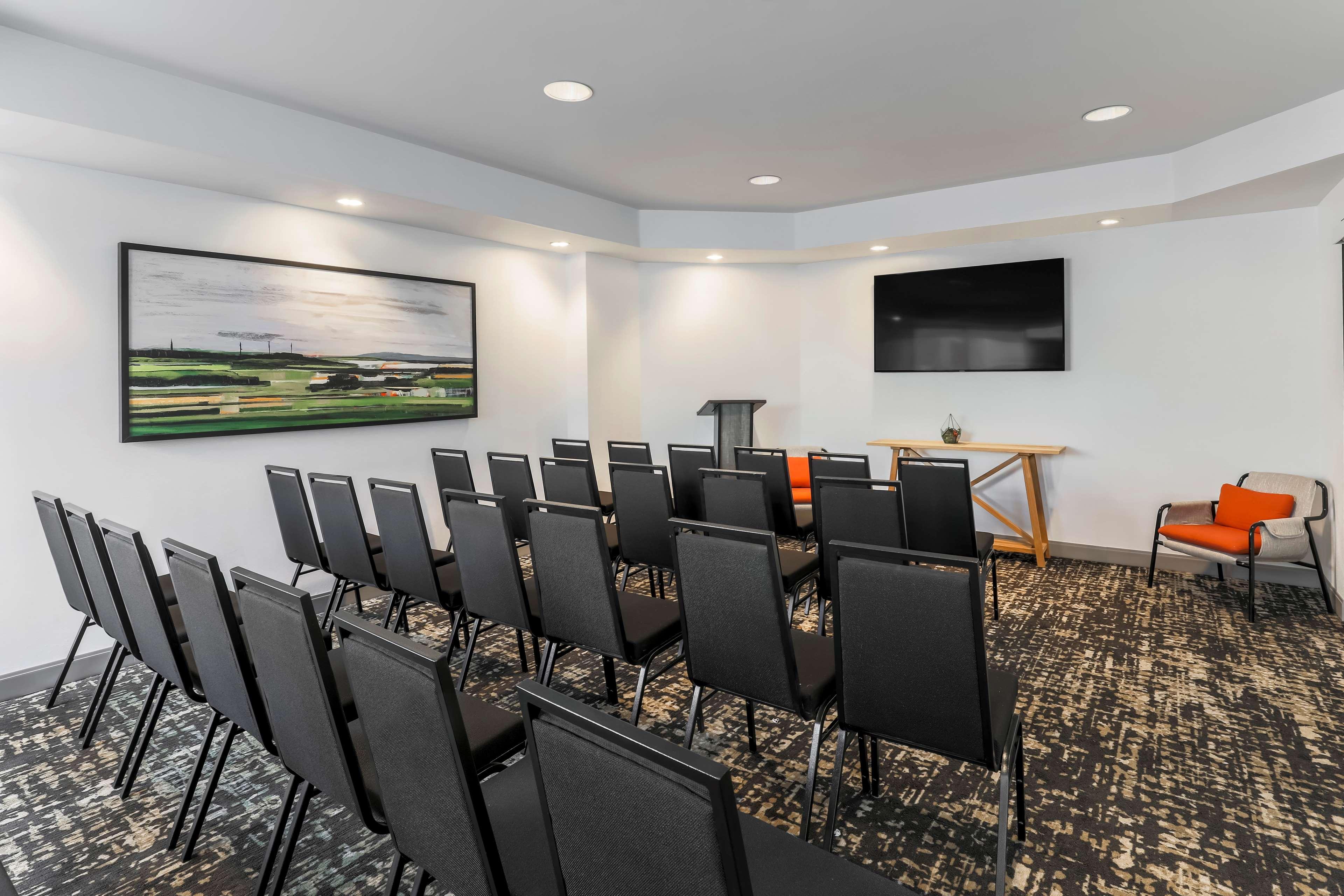 Hilton Garden Inn Davis Downtown מראה חיצוני תמונה