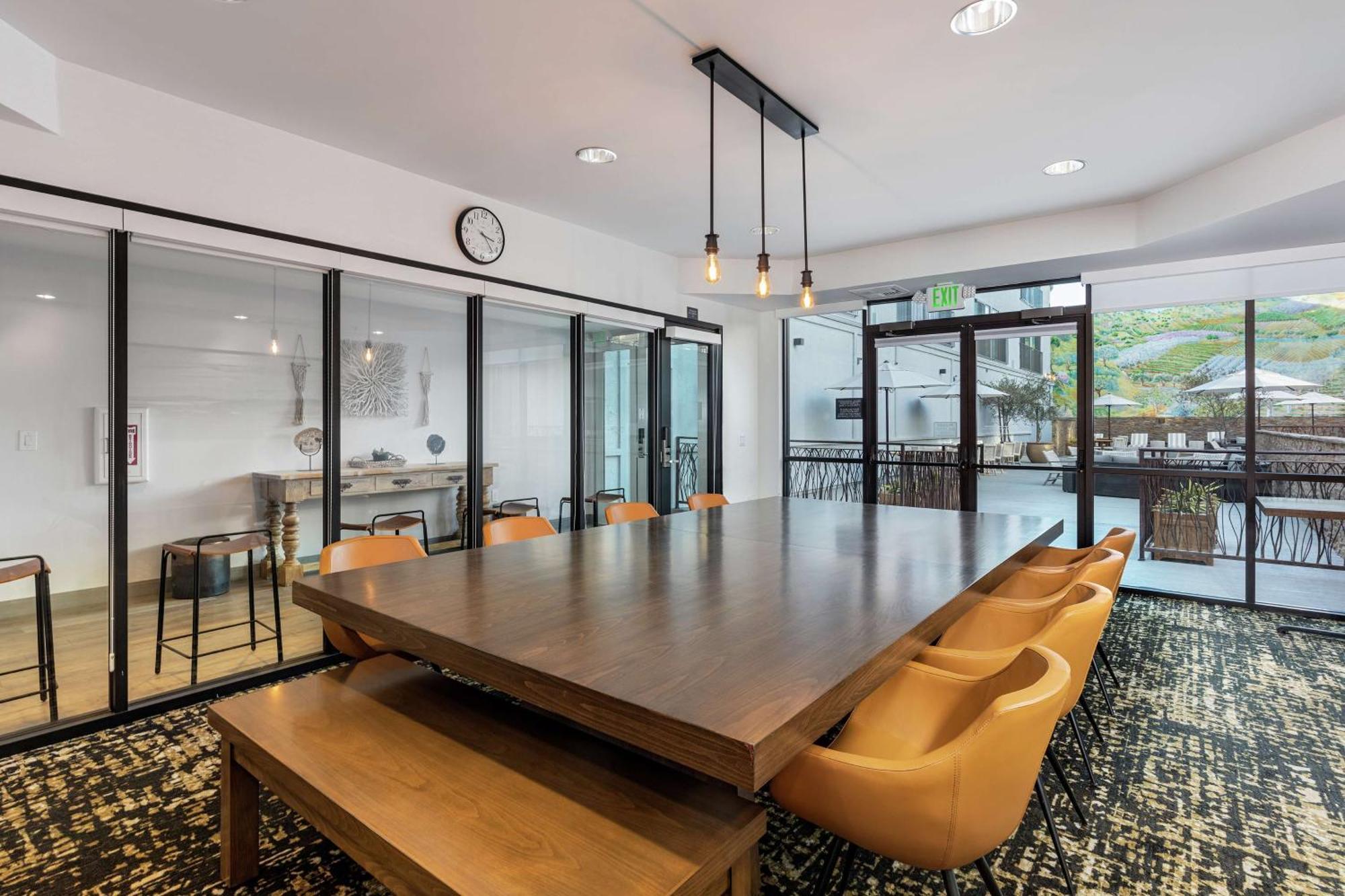 Hilton Garden Inn Davis Downtown מראה חיצוני תמונה