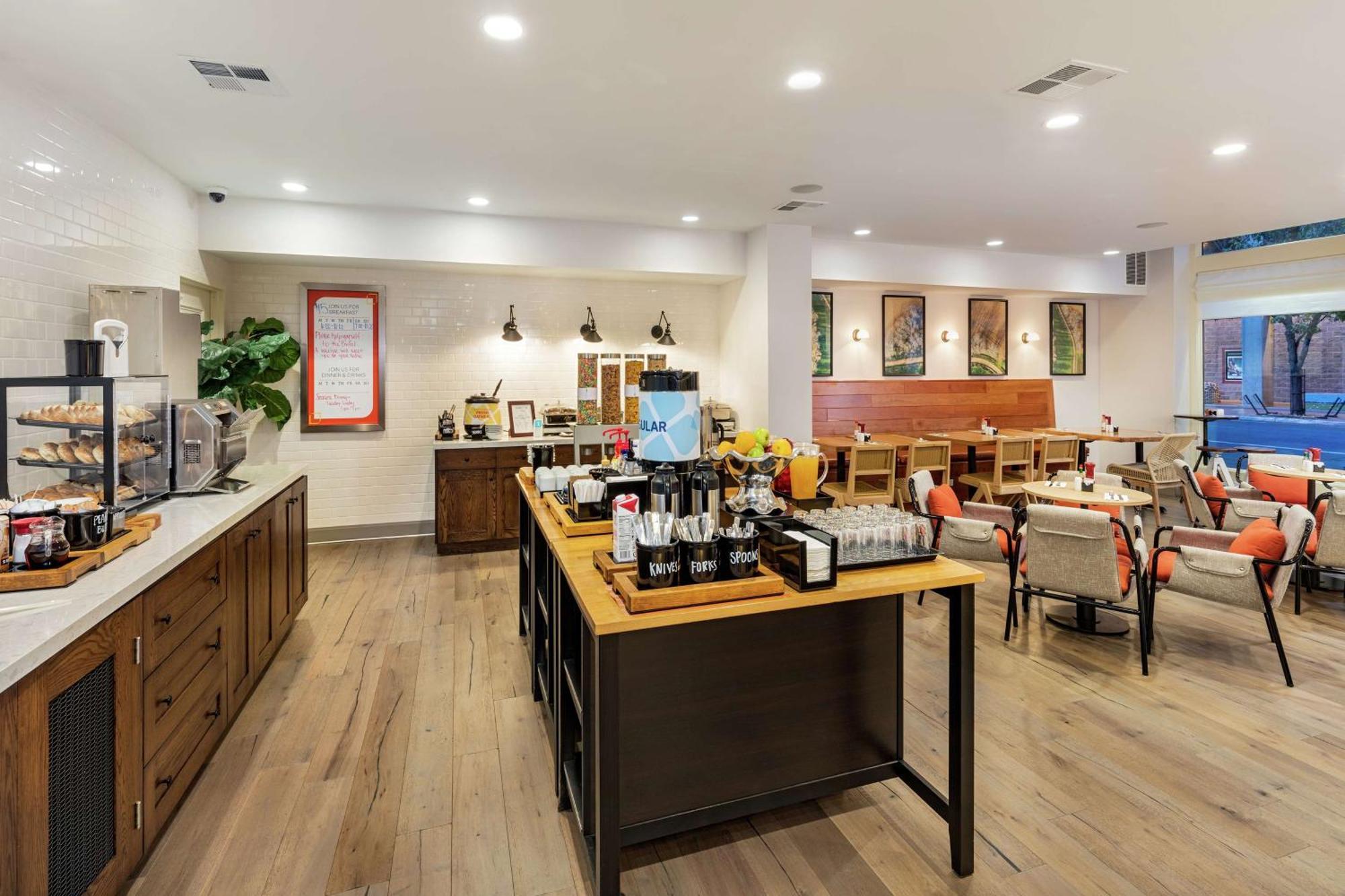 Hilton Garden Inn Davis Downtown מראה חיצוני תמונה