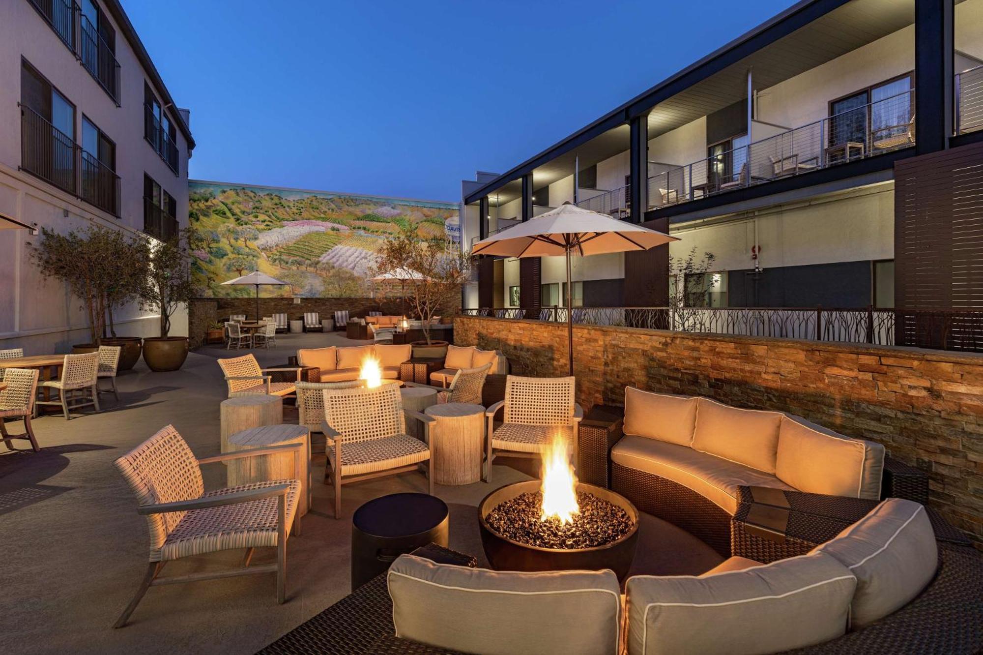Hilton Garden Inn Davis Downtown מראה חיצוני תמונה